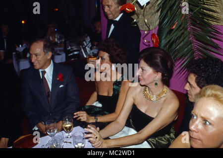 Soraya, Ex-Kaiserin von Persien (3. v. r.), mit Pierre Trudeau, Premierminister von Kanada, bei einer Abendveranstaltung, 1980er Jahre. Former Persian Empress Soraya (3rd from right) with Canadian Prime Minister Pierre Trudeau at an evening event, 1980s. Stock Photo