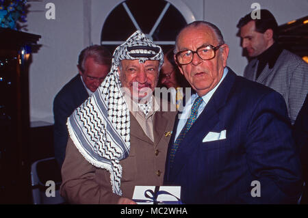 Palästinenserführer Jassir Arafat mit Hans Jürgen Wischnewksi in Bonn, Deutschland 1997. PLO leader Yasser Arafat with Hans Juergen Wischnewski at Bonn, Germany 1997. Stock Photo