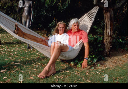 Gunter Sachs mit Ehefrau Mirja entspannen in der Hängematte. Gunter Sachs relaxing in a hammock with his wife Mirja. Stock Photo