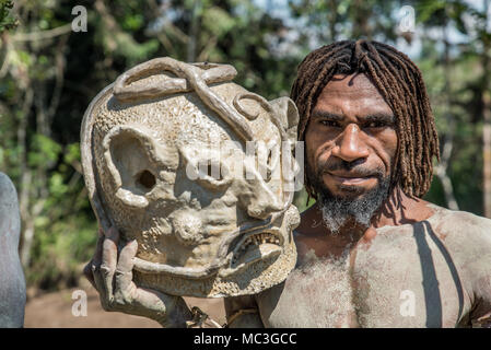 An Asaro Mudmen performer with his mask, Geremiaka village, Goroka area, Eastern Highlands Province, Papua New Guinea Stock Photo