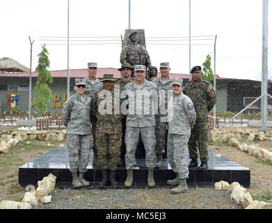 The leadership team of the 346th Air Expeditionary Group and leaders of the Panamanian military and police force known as SENAFRONT, stand for a photo during Exercise New Horizons 2018 April 1, 2018 in Meteti, Panama. Exercise New Horizons is a joint training exercise where all branches of the U.S. military conduct training in civil engineer, medical and support services while benefiting the local community. (U.S. Air Force photo by Senior Airman Dustin Mullen/Released) Stock Photo