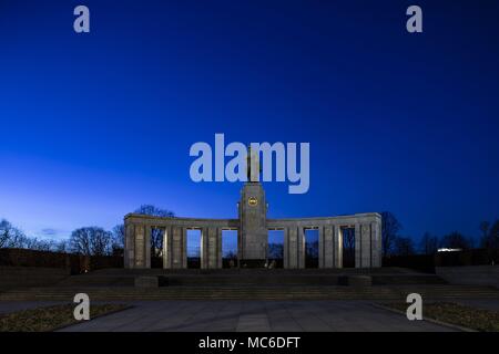 06.04.2018, Germany Berlin: View of the Soviet War Memorial in berlin's Tiergarten district. The memorial was inaugurated on 11. November 1945. (long time exposure) | usage worldwide Stock Photo