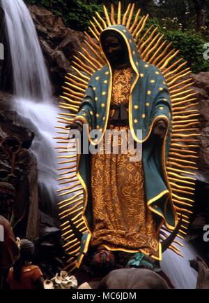 BLACK VIRGINS - GUADALUPE. the radiant image of the Black Virgin of Guadalupe at Villa Guadalupe, Mexico City. The virgin is said to have appeared four times to Juan Diego, in 1531. Annual ceremonial of Las Mananitas, on 12 December Stock Photo