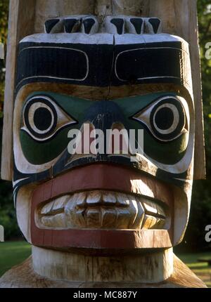 MAORI Detail of carved and coloured face on a Maori totem pole at Rotorua Stock Photo