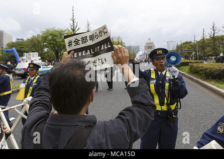 Tokyo, Japan. 14th Apr, 2018. Tokyo Metropolitan Police restraints the access to the National Diet Building during a protest in Tokyo, Japan. Organizers claim about 30,000 protesters joined the rally demanding Abe's resignation for the Moritomo Gakuen and Kake Gakuen scandals. Credit: Rodrigo Reyes Marin/via ZUMA Wire/ZUMA Wire/Alamy Live News Stock Photo