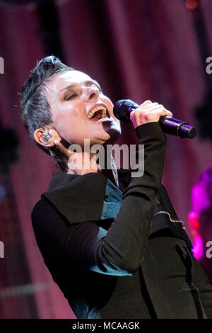 Scuntrpe, UK 14th April 2018 Lisa Stansfield performs at The Baths Hall, Scunthorpe   Credit: Sarah Washbourn/Alamy Live News Stock Photo