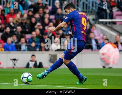 Barcelona, Spain. 14th Apr, 2018. Barcelona's Luis Suarez competes during a Spanish league soccer match between Barcelona and Valencia in Barcelona, Spain, on April 14, 2018. Barcelona won 2-1. Credit: Joan Gosa/Xinhua/Alamy Live News Stock Photo