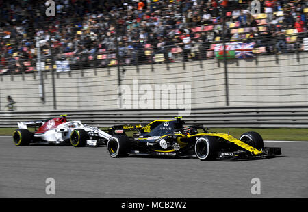 Shanghai: Motorsports: Formula 1 2018 Heineken Chinese Grand Prix Chinese Formula One Grand Prix Shanghai Circuit in Shanghai, China., #55 Carlos Sainz (ESP, Renault ), 15 April 2018. | usage worldwide Stock Photo