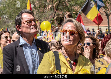 Barcelona, Spain. 15th Apr, 2018. Former President of the Generalitat of Catalonia Artur Mas and his wife Helena Rakòsnik are seen during the demonstration. Massive independence clamor on the streets of Barcelona to demand the release of the political prisoners. With the motto 'we want you at home' more than 300,000 people have toured the streets of the Catalan city  to demonstrate to the Spanish Government that the political prisoners 'are not alone'. Credit: SOPA Images Limited/Alamy Live News Stock Photo