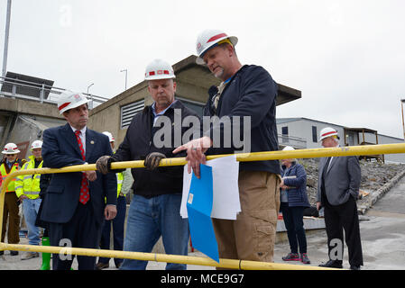 Jeff Ross, U.S. Army Corps of Engineers Nashville District civil engineer, reginal technical specialist, regional river repair fleet, explains Chickamauga Lock maintenance operations to Congressman Chuck Fleischmann, Tennessee District 3, and Congressman Scott DesJarlais, Tennessee 4rd District during a visit on the status of the work Feb. April 9, 2018 in Chattanooga, Tenn. (USACE photo by Mark Rankin) Stock Photo