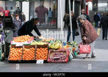 Selling fruit & vegetables in Williamson Square, Liverpool, Merseyside, UK Stock Photo