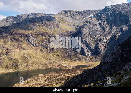 View to Idwal Slabs and Seniors Ridge above Llyn Idwal lake in Cwm Idwal in Glyderau mountains of Snowdonia National Park. Ogwen, Wales, UK, Britain Stock Photo