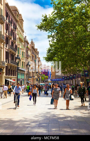 People walking down one of the busy shopping streets in Barcelona on a hot day, Avinguda del Portal de l'àngel, Barcelona, Spain Stock Photo