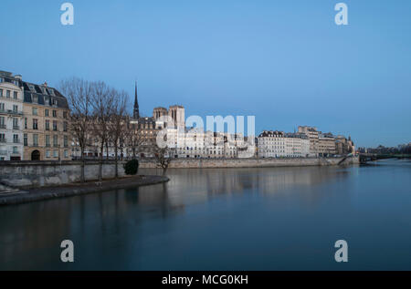 An early morning view over the Seine to the Il St Louis and Il de la Cite. Paris, France, Europe Stock Photo