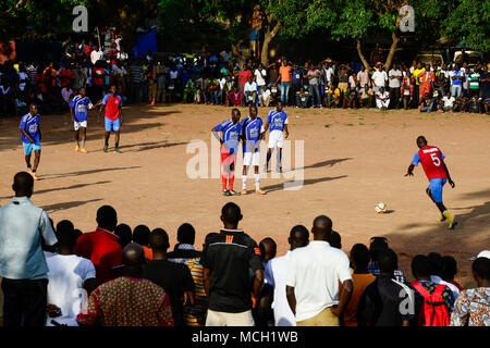BURKINA FASO, Bobo Dioulasso, young people watch a soccer match / Jugendliche beim Fussballspiel Stock Photo