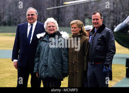 Thurmont, Maryland, USA. 24th Feb, 1990. United States President George H.W. Bush, right, and first lady Barbara Bush, left center, welcome Chancellor Helmut Kohl of West Germany, left, and his wife, Hannelore, right center, to Camp David, the presidential retreat near Thurmont, Maryland on February 24, 1990.Credit: Ron Sachs/CNP Credit: Ron Sachs/CNP/ZUMA Wire/Alamy Live News Stock Photo