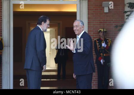 RAJOY RECIBE EN LA MONCLOA AL PRESIDENTE DE PORTUGAL, MARCELO REBELO DE SOUSA    MARIANO RAJOY;MARCELO REBELO DE SOUSA;  17/04/2018  Portugal's President Marcelo Rebelo de Sousa and Spain's Prime Minister Mariano Rajoy shake hands before their meeting at the Moncloa Palace, in Madrid, on Tuesday 17, April 2018.   CordonPress/EP888