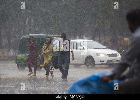 Dhaka, Bangladesh. 17th Apr, 2018. DHAKA, BANGLADESH - APRIL 17 : People on street during sudden rain in Dhaka, Bangladesh on April 17, 2018. Credit: Zakir Hossain Chowdhury/ZUMA Wire/Alamy Live News Stock Photo