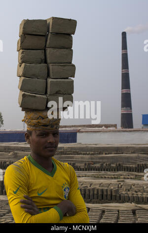 Dhaka, Bangladesh. 17th Apr, 2018. DHAKA, BANGLADESH - APRIL 17 : A labor carrying bricks in a brickfield in Dhaka, Bangladesh on April 17, 2018. Credit: Zakir Hossain Chowdhury/ZUMA Wire/Alamy Live News Stock Photo