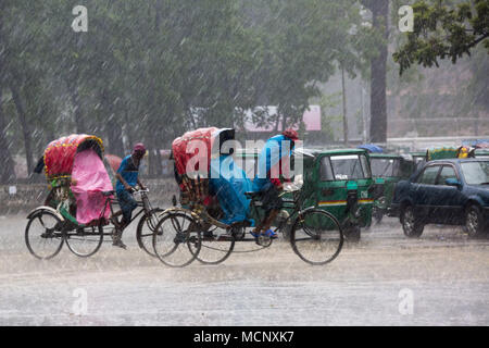 Dhaka, Bangladesh. 17th Apr, 2018. DHAKA, BANGLADESH - APRIL 17 : People on street during sudden rain in Dhaka, Bangladesh on April 17, 2018. Credit: Zakir Hossain Chowdhury/ZUMA Wire/Alamy Live News Stock Photo