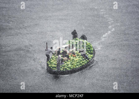 Dhaka, Bangladesh. 17th Apr, 2018. Watermelons transporting boat attack of sudden rain in the river burigonga at sadarghat, Dhaka, Bangladesh on April 17, 2018. Credit: Jahangir Alam Onuchcha/Alamy Live News Stock Photo