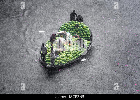 Dhaka, Bangladesh. 17th Apr, 2018. Watermelons transporting boat attack of sudden rain in the river burigonga at sadarghat, Dhaka, Bangladesh on April 17, 2018. Credit: Jahangir Alam Onuchcha/Alamy Live News Stock Photo