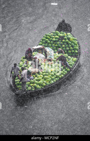 Dhaka, Bangladesh. 17th Apr, 2018. Watermelons transporting boat attack of sudden rain in the river burigonga at sadarghat, Dhaka, Bangladesh on April 17, 2018. Credit: Jahangir Alam Onuchcha/Alamy Live News Stock Photo