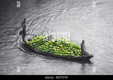 Dhaka, Bangladesh. 17th Apr, 2018. Watermelons transporting boat attack of sudden rain in the river burigonga at sadarghat, Dhaka, Bangladesh on April 17, 2018. Credit: Jahangir Alam Onuchcha/Alamy Live News Stock Photo