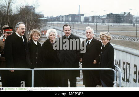 ***FILE PHOO*** BARBARA BUSH HAS PASSED AWAY (1925-2018) ARCHIVE - L-R: The West German chancellor Helmut Kohl, his wife Hannelore, Barbara Bush, her husband, American vice president George Bush, the mayor of Berlin Richard von Weizsaecker and his wife Marianne near the wall dividing Berlin, Germany, 31 January 1983. The former German chancellor Helmut Kohl died at the age of 87 on the 16 June. The news was shared with the German Press Agency by Kohl's lawyer Holthoff-Pfoertner. Photo: Konrad Giehr/dpa /MediaPunch ***FOR USA ONLY*** Stock Photo