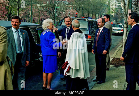 ***FILE PHOO*** BARBARA BUSH HAS PASSED AWAY (1925-2018) Washington, DC., USA, March 12, 1992 President George H.W. Bush, First Lady Barbara Bush walk towards their motorcade with the Revend of St. John's Episcopal Church after attending Palm Sunday Services at the Historic Church across Layfayette Park from the White House. Escorting them are members of their Secret Service detail and Washington DC. Police officers. Credit: Mark Reinstein/MediaPunch Stock Photo