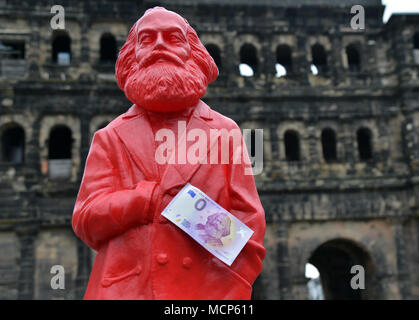 10 April 2018, Trier, Germany: A Karl Marx figurine holding a zero euro bill recently released by Trier Tourismus und Marketing GmbH. This product and several others have been created on the occasion of the 200th birthday of the philosopher Karl Marx. Photo: Harald Tittel/dpa