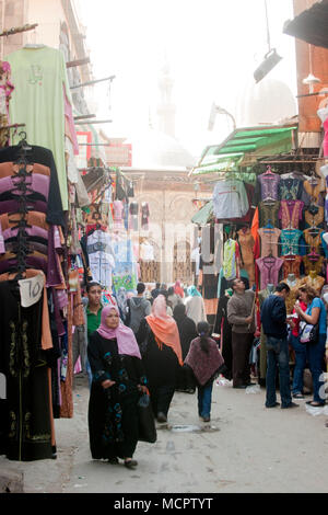 Aegypten, Kairo, Souk in der Sharia Muizz li din Allah zwischen El Ghuri Komplex und Bab Zuwela Stock Photo
