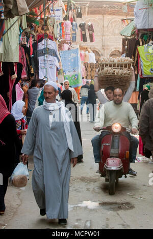 Aegypten, Kairo, Souk in der Sharia Muizz li din Allah zwischen El Ghuri Komplex und Bab Zuwela Stock Photo