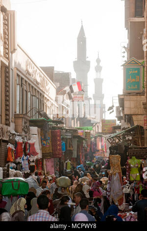 Aegypten, Kairo, Souk in der Sharia Muizz li din Allah zwischen El Ghuri Komplex und Bab Zuwela Stock Photo