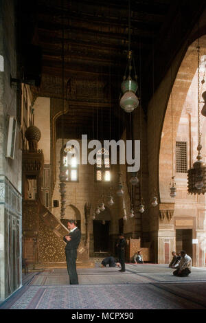 Aegypten, Kairo, Menschen beim Gebet in der El Ghuri Moschee an der Sharia al Azhar Stock Photo