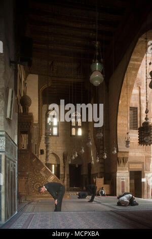 Aegypten, Kairo, Menschen beim Gebet in der El Ghuri Moschee an der Sharia al Azhar Stock Photo