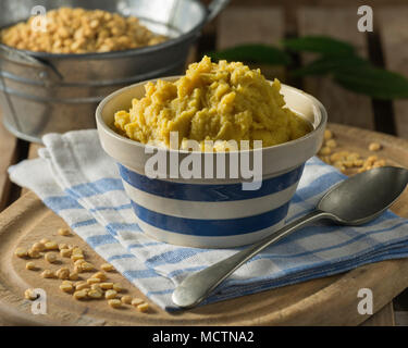 Pease pudding. Mashed yellow split peas. UK Food Stock Photo