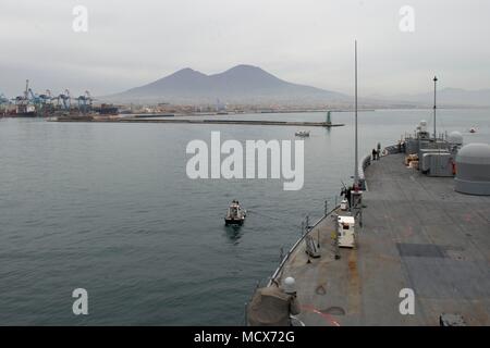 180304-N-QR145-033 NAPLES, Italy (March 4, 2018)  The Blue Ridge-class command and control ship USS Mount Whitney (LCC 20) departs Naples, Italy, March 4, 2018. Mount Whitney, forward-deployed to Gaeta, Italy, operates with a combined crew of U.S. Navy Sailors and Military Sealift Command civil service mariners.  (U.S. Navy photo by Mass Communication Specialist 3rd Class Krystina Coffey/Released) Stock Photo