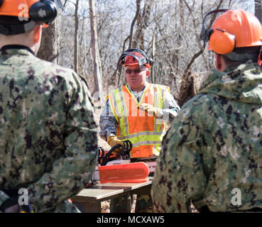 1st Sgt. Robert Rathbun, a member of the New York Guard's 102nd Engineers, delivers a block of instruction on chainsaw operation and safety on Camp Smith Training Site, Cortlandt Manor, N.Y., Mar. 6, 2018 to memberes of the New York Military Forces called in to conduct debris clearance missions following a snowstorm on March 2. The New York Guard is the state's volunteer response force. Two hundred members of the New York Army and Air National Guard, and New York Naval Militia,  and N.Y. Guard have been activated following last Friday’s nor’easter to local emergency services with debris cleara Stock Photo