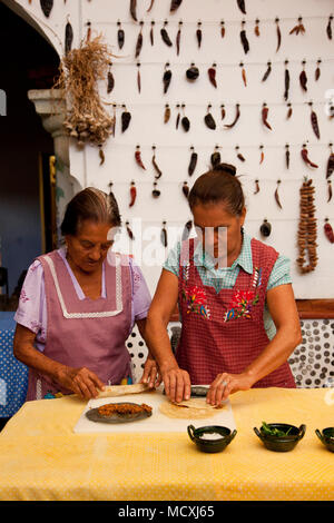 Grandmother, and mother of Chef José Luis Diaz cooking enchiladas de san pedro totolapam (meat-filled tortillas with chile sauce)  Restaurante Chilhua Stock Photo
