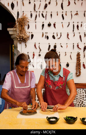 Grandmother, and mother of Chef José Luis Diaz cooking enchiladas de san pedro totolapam (meat-filled tortillas with chile sauce)  Restaurante Chilhua Stock Photo