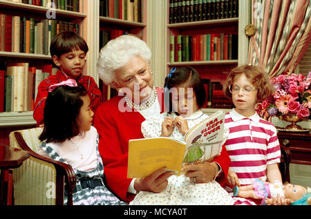 Mrs. Barbara Bush reads to children in the White House Library,  24 Jul 90. (July 24, 1990) Stock Photo