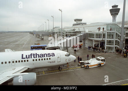 A city jet of Lufthansa on the apron of the new airport Munich II in the Erdinger Moos, in the background the glass chimney apron control (l) and the tower, taken on 06.04.1992. Six weeks before the opening of the new Munich airport in the Erdinger Moos, one of the first aircraft, a city jet from Lufthansa, landed. The big airport was later named after the Bavarian prime minister 'Munich Airport Franz Josef Strauss'. Photo: Frank Machler     (c) dpa - Report     | usage worldwide