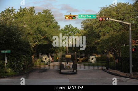 https://l450v.alamy.com/450v/md3hy6/houston-18th-apr-2018-photo-taken-on-april-18-2018-shows-the-gate-of-the-home-of-the-bush-family-in-houston-the-united-states-former-us-first-lady-barbara-bush-died-tuesday-at-the-age-of-92-days-after-she-decided-to-give-up-treatment-for-her-illnesses-credit-yi-chin-leexinhuaalamy-live-news-md3hy6.jpg