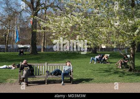 London, UK. 18th April 2018. People enjoying warm spring weather in St James' Park on a day when temperatures reached 25 degrees in London. Photo date: Wednesday, April 18, 2018. Photo: Roger Garfield/Alamy Live News Stock Photo