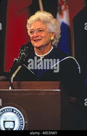 Wellesley, Massachusetts, USA. 1st June, 1990. First lady Barbara Bush delivers the Commencement Address at Wellesley College in Wellesley, Massachusetts on June 1, 1990. She was accompanied by Raisa Gorbachev, wife of President Mikhail Gorbachev of the Soviet Union. Credit: Rick Friedman/Pool via CNP Credit: Rick Friedman/CNP/ZUMA Wire/Alamy Live News Stock Photo