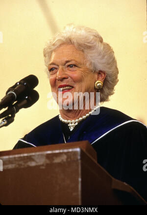 Wellesley, Massachusetts, USA. 1st June, 1990. First lady Barbara Bush delivers the Commencement Address at Wellesley College in Wellesley, Massachusetts on June 1, 1990. She was accompanied by Raisa Gorbachev, wife of President Mikhail Gorbachev of the Soviet Union. Credit: Rob Crandall/Pool via CNP Credit: Rob Crandall/CNP/ZUMA Wire/Alamy Live News Stock Photo