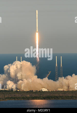 Cape Canaveral, USA. 18th Apr, 2018. A SpaceX Falcon 9 rocket carrying NASA's Transiting Exoplanet Survey Satellite (TESS) launches from Space Launch  Complex 40 at Cape Canaveral Air Force Station in Florida on April 18, 2018. The TESS satellite will conduct a two year search for planets outside our solar system. Credit: Paul Hennessy/Alamy Live News Stock Photo