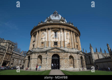Oxford, UK. 19th April 2018. The world-famous Radcliffe Camera, part of Oxford University's Bodleian Library, looks resplendent in the glorious spring sunshine. Today is predicted to be one of the hottest April days on record, at around 27°C. Credit: Martin Anderson/Alamy Live News. Stock Photo