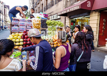 Mexico City,Hispanic Centro historico historic Center Centre,de Febrero,produce fruit truck,grapes,oranges,apples,kiwi,street vendor vendors sell sell Stock Photo